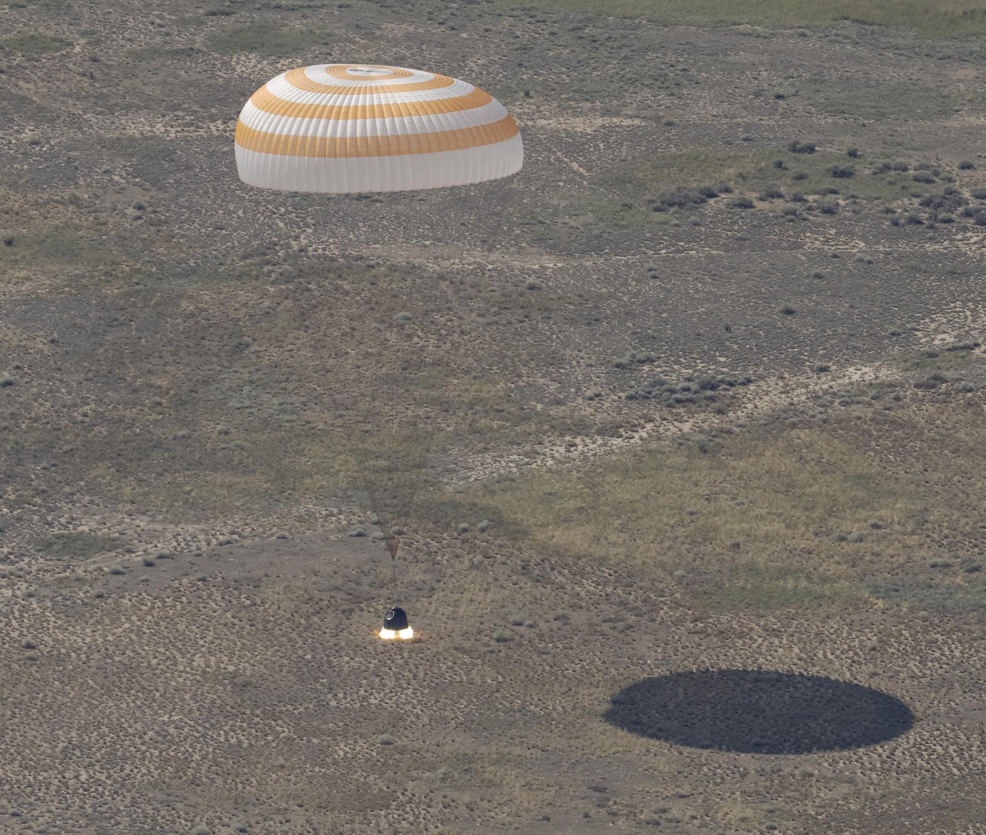 ZHEZKAZGAN (Kazakhstan), 26/07/2026.- A handout photo made available by NASA shows the Soyuz MS-28 spacecraft landing in a remote area near Zhezkazgan, Kazakhstan, 26 July 2026, with NASA astronaut Chris Williams and Roscosmos cosmonauts Sergey Kud-Sverchkov and Sergei Mikaev aboard. The trio returned to Earth after spending 241 days in space as members of Expeditions 73 and 74 aboard the International Space Station. (Kazajstán) EFE/EPA/BILL INGALLS / NASA / HANDOUT MANDATORY CREDIT: (NASA/Bill Ingalls)
AFS 8/101 - PermanentHANDOUT EDITORIAL USE ONLY/NO SALES