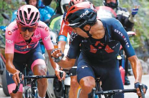 El puño cerrado del Dani Martínez en el Giro de Italia