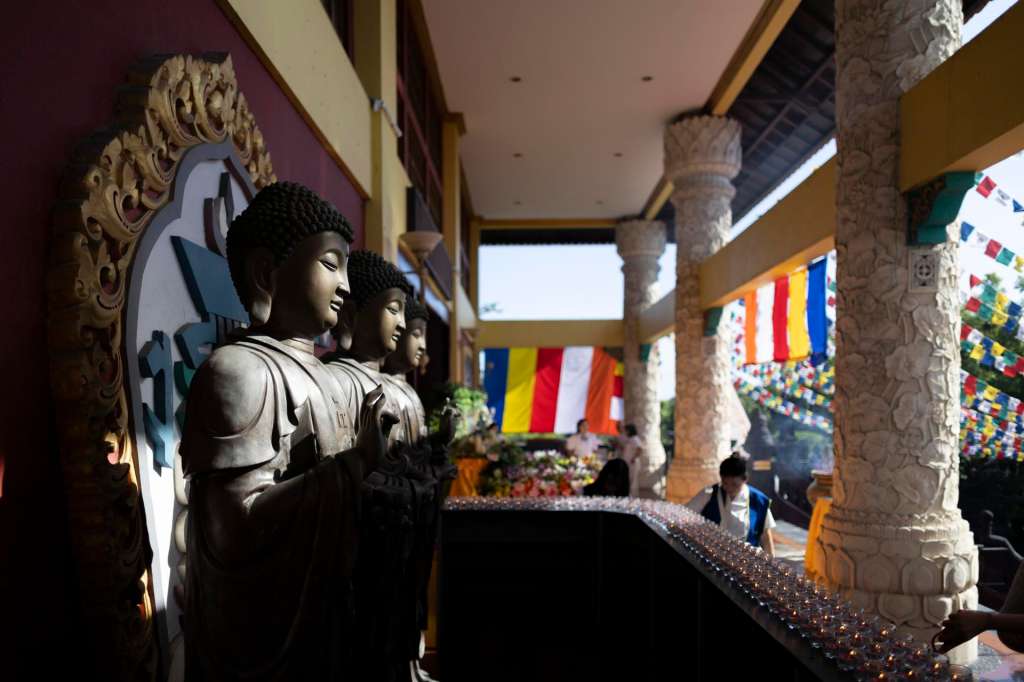 DENPASAR (Indonesia), 31/05/2026.- A woman lights candles during celebrations for Vesak Day, also known as Buddha's Birthday, at a temple in Denpasar, Bali, Indonesia, 31 May 2026. Buddhists celebrate Vesak to mark the birth, enlightenment and passing of Gautama Buddha. EFE/EPA/MADE NAGI