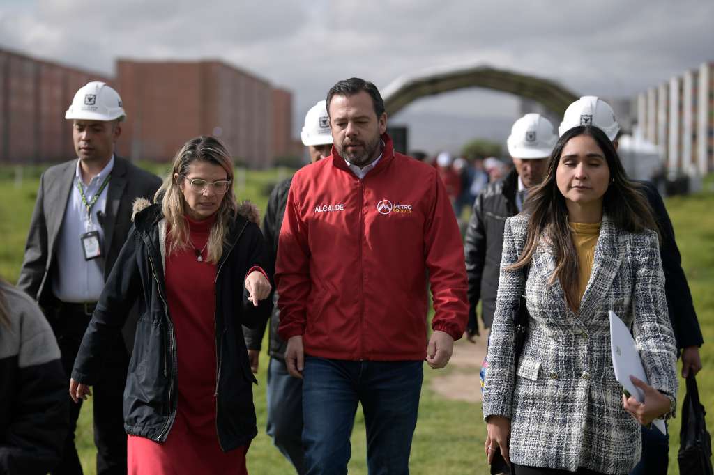 Alcalde de Bogotá, durante la puesta en funcionamiento de la ‘viga lanzadora’, con la cual, empezó el montaje del viaducto en el sector del Patio Taller en Bosa, para el Metro de Bogotá.