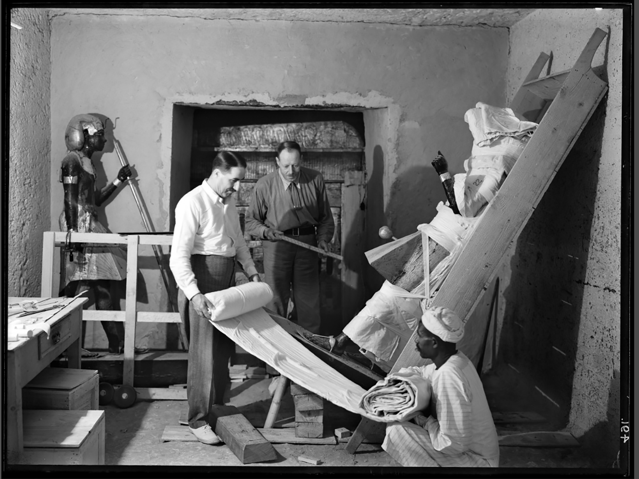 LÚXOR (EGIPTO), 03/11/2022.- Hace cien años, el arqueólogo británico Howard Carter tocó la gloria con el hallazgo de la tumba del 'faraón niño' Tutankamón, un histórico descubrimiento en cuyo relato, aún incompleto, la participación de los egipcios quedó en el olvido en el contexto de una colonización europea que premiaba la figura del hombre blanco. En la imagen, de archivo, el egiptólogo británico Howard Carter con la tumba de Tutankamón . EFE/Griffith Institute (University of Oxford) SOLO USO EDITORIAL/SOLO DISPONIBLE PARA ILUSTRAR LA NOTICIA QUE ACOMPAÑA (CRÉDITO OBLIGATORIO)