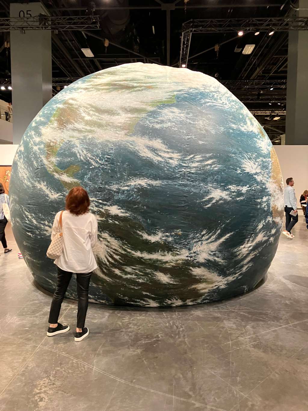 -FOTODELDÍA- USA987. MIAMI BEACH (FL, EEUU), 06/12/2023.- Una mujer observa la instalación 'Earth Play' (Juego de la tierra) del artista interdisciplinario coreano Seung-taek Lee expuesta durante la feria Art Basel Miami hoy en el Centro de Convenciones de Miami Beach, Florida. La dinámica feria Art Basel Miami Beach, la mayor cita de arte del continente americano, supera este miércoles dos décadas de existencia y el mar revuelto de la pandemia con nuevos bríos y las intermitencias de su frivolidad y espectáculo, que tanto tirón tienen para los visitantes de todo el mundo. EFE/Emilio J. López