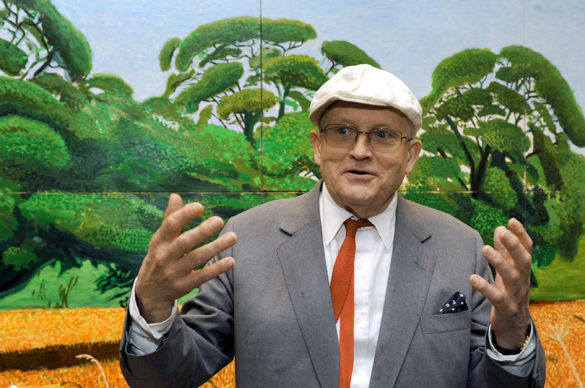 Schwaebisch Hall (Germany), 12/06/2026.- (FILE) A file picture dated 24 April 2009 (reissued 12 June 2026) shows British artist David Hockney standing in front of his oil painting 'Three Trees Near Thixendale, Summer' at 'Kunsthalle Wurth' in Schwaebisch Hall, Germany. David Hockney has died aged 88 in on 1 June 2026. (Alemania) EFE/EPA/NORBERT FOERSTERLING GERMANY OUT