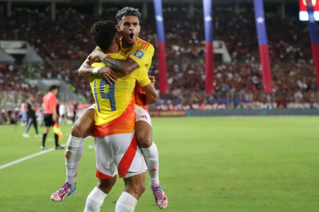 AMDEP3105. MATURÍN (VENEZUELA), 09/09/2025.- Jugadores de Colombia celebran un gol este martes, en un partido por las eliminatorias a la Copa Mundial 2026 entre Venezuela y Colombia en el estadio Monumental de Maturín, en Maturín (Venezuela). EFE/ Ronald Peña R
