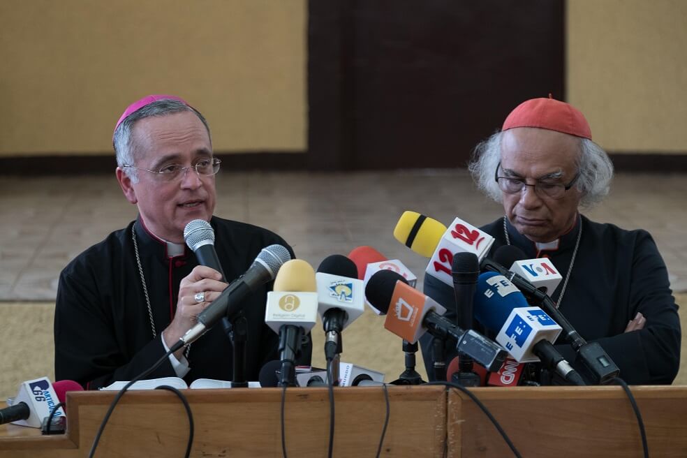 El obispo auxiliar de la archidiócesis de Managua, Silvio Báez(i) y el cardenal, Leopoldo Brenes, arzobispo de Managua y presidente de la Conferencia Episcopal de Nicaragua anunciaron la partida de Báez al Vaticano. / EFE
