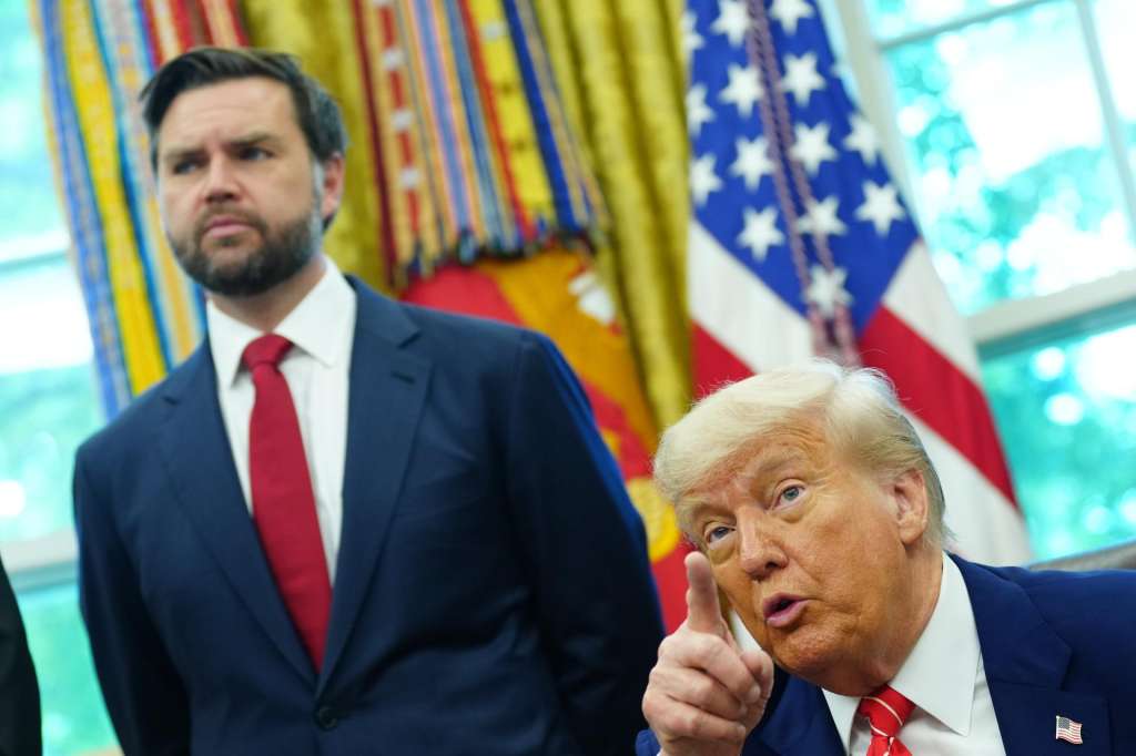WASHINGTON (United States), 08/05/2025.- US Vice President JD Vance (L) looks on as US President Donald Trump (R) announces a trade agreement between the United States and the United Kingdom in the Oval Office of the White House in Washington, DC, USA, 08 May 2025. (Reino Unido, Estados Unidos) EFE/EPA/BONNIE CASH / POOL