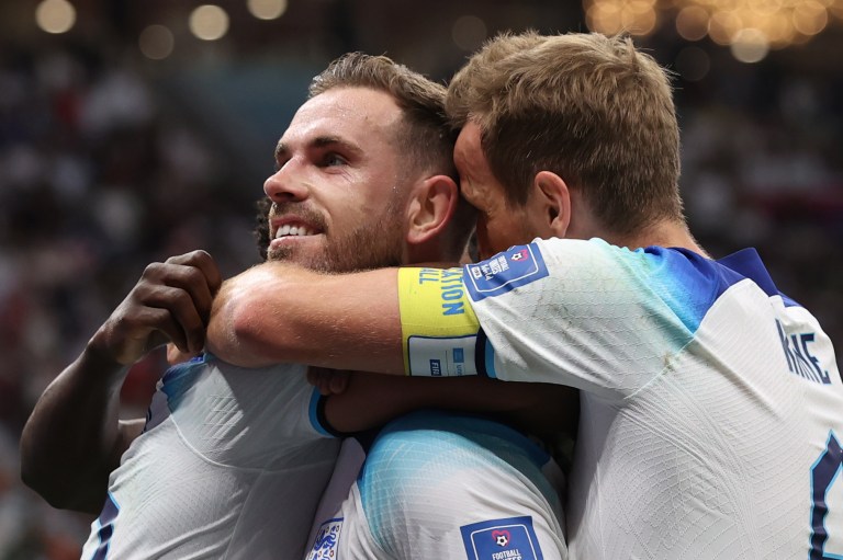 Al Khor (Qatar), 04/12/2022.- Jordan Henderson (C) of England celebrates with teammate Harry Kane (R) after scoring the 1-0 during the FIFA World Cup 2022 round of 16 soccer match between England and Senegal at Al Bayt Stadium in Al Khor, Qatar, 04 December 2022. (Mundial de Fútbol, Jordania, Catar) EFE/EPA/Tolga Bozoglu