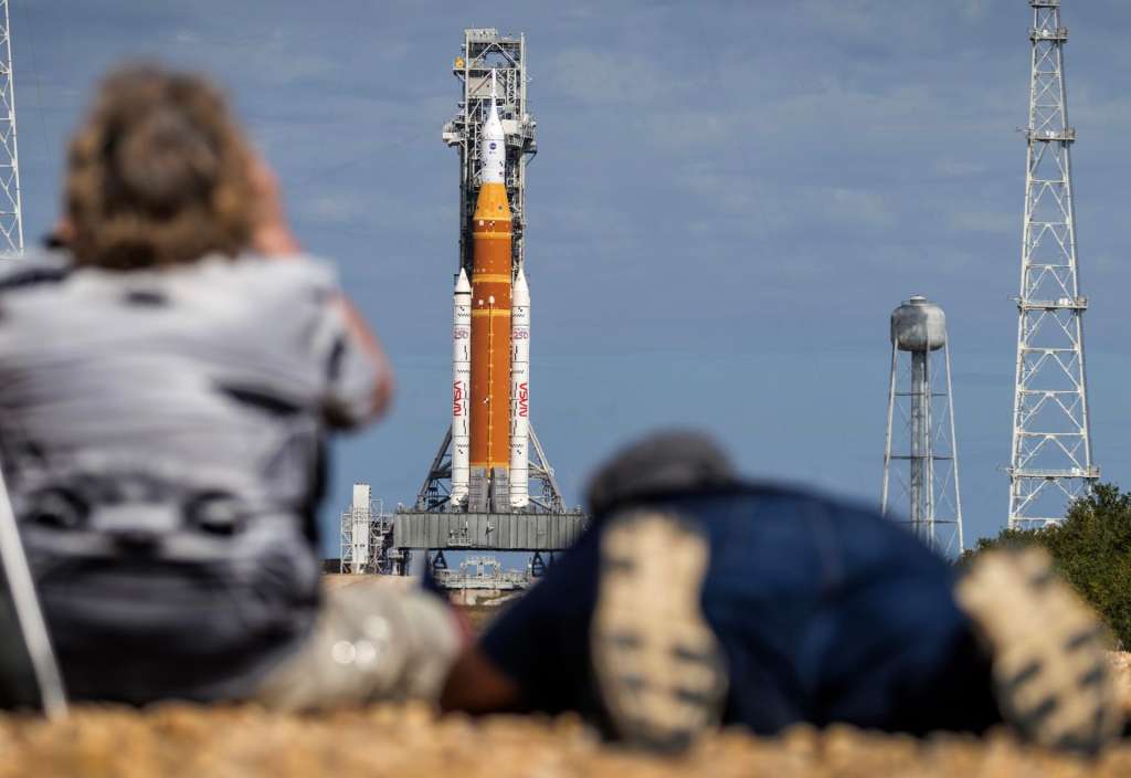 TITUSVILLE (United States), 30/01/2026.- Members of the media photograph the Space Launch System (SLS) rocket with an Orion capsule, part of the Artemis 2 mission, that is docked at Launch Pad 39B at the Kennedy Space Center in Titusville, Florida, USA, 30 January 2026. According to NASA, the Artemis II mission will conduct a crewed lunar flyby, the second in NASA's Artemis program. It will be the first human mission beyond low Earth orbit since 1972, designed to test spacecraft systems in preparation for future Moon landings. EFE/EPA/CRISTOBAL HERRERA-ULASHKEVICH
