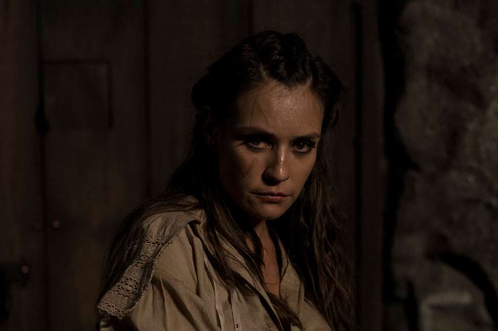 La actriz Marcela Mar asumió el reto de interpretar a una pirata mercenaria en la más reciente temporada de la serie “Sitiados”.  / Cortesía
