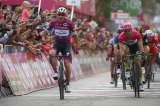 Elia Viviani repite triunfo y se adjudica la tercera etapa del Giro de Italia