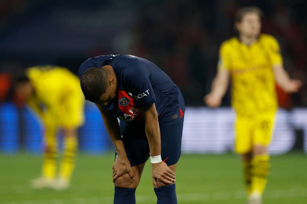 Kylian Mbappé se lamenta tras la derrota de PSG contra Borussia Dortmund en las semifinales de la Champions League.