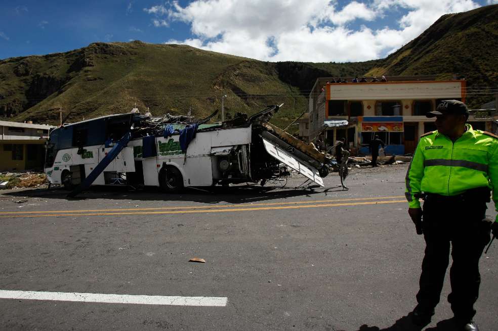 Autoridades y cuerpos de emergencia trabajan en el lugar del accidente de un autobús de pasajeros en la carretera andina que une Quito con la zona de Papallacta en Palugo (Ecuador). / EFE