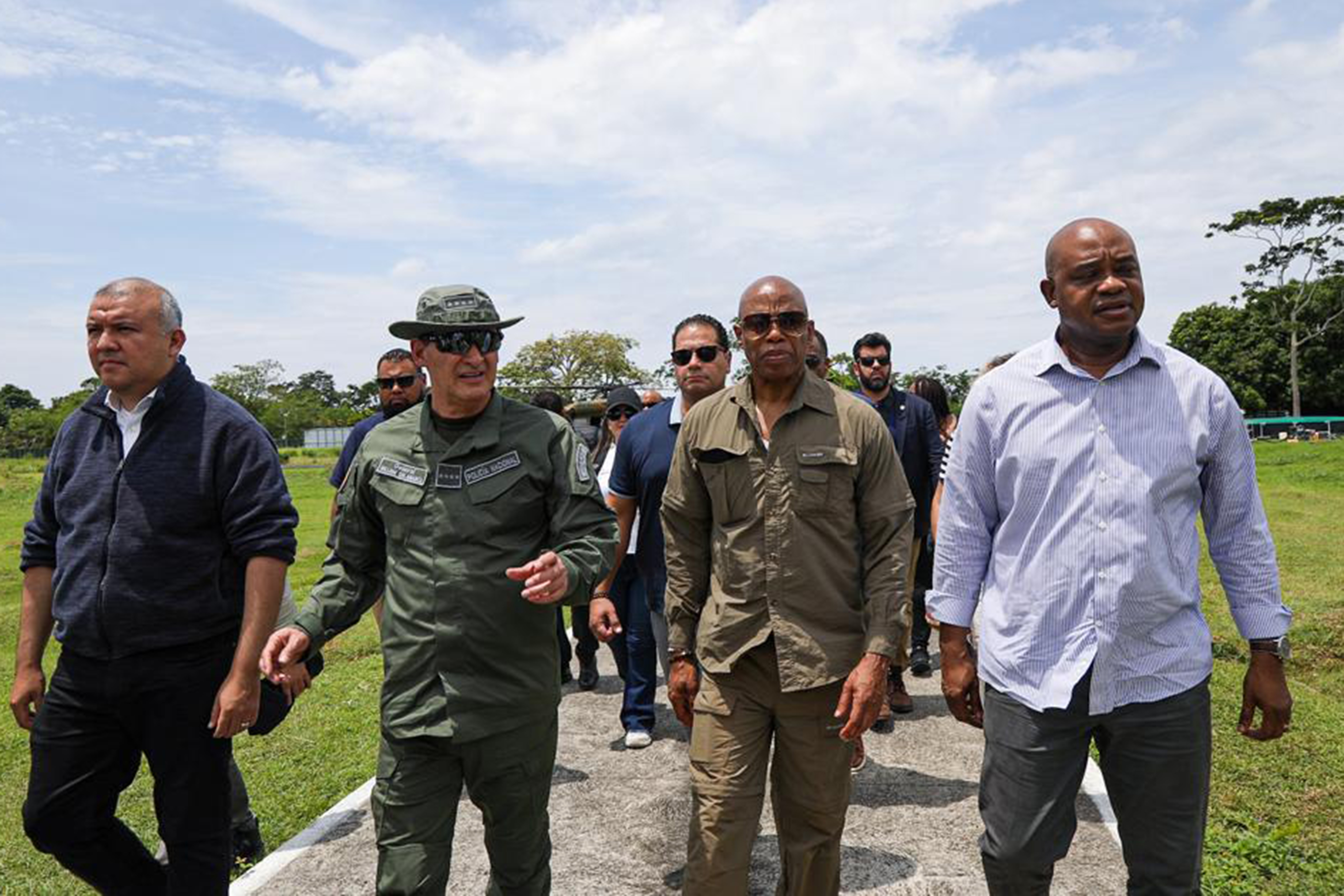 AME5303. NECOCLÍ (COLOMBIA), 07/10/2023.- Fotografía cedida por la Policía de Colombia que muestra al alcalde de Nueva York, Eric Adams (2d), junto al director de la Policía de Colombia, general William René Salamanca (2i), y el embajador de Colombia en Estados Unidos, Luis Gilberto Murillo (d), durante una visita a Necoclí (Colombia). EFE/ Policía De Colombia / SOLO USO EDITORIAL/ SOLO DISPONIBLE PARA ILUSTRAR LA NOTICIA QUE ACOMPAÑA (CRÉDITO OBLIGATORIO)