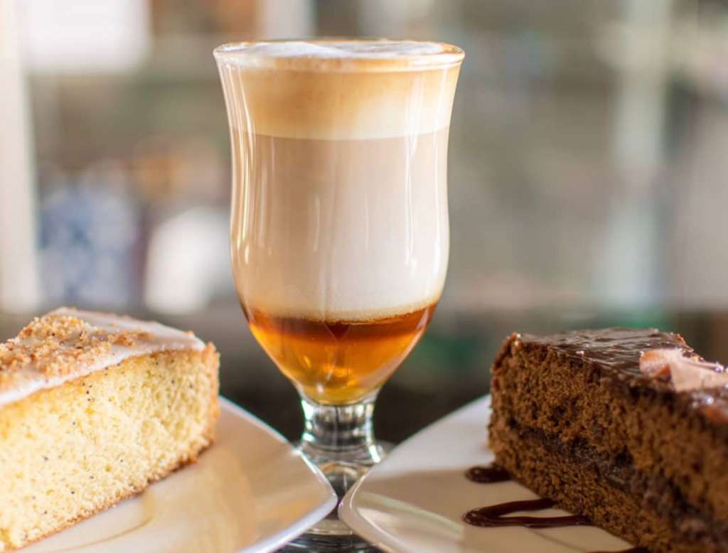Café Tazzioli ofrece un refugio gastronómico y cultural en las alturas, rompiendo con la normatividad tradicional en la iglesia más alta de Colombia.