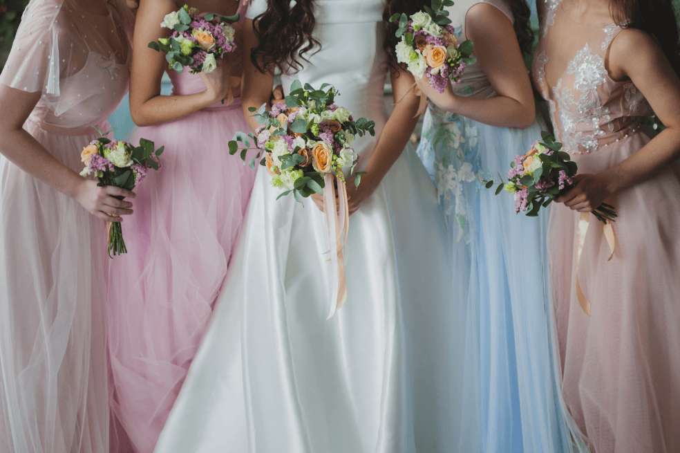 ¿Se acerca tu boda o la de una amiga y estás en búsqueda de los vestidos ideales para las damas de honor? Noviembre es el mes perfecto para elegir colores, texturas y estilos que complementen la temporada y se adapten a las tendencias de 2024.