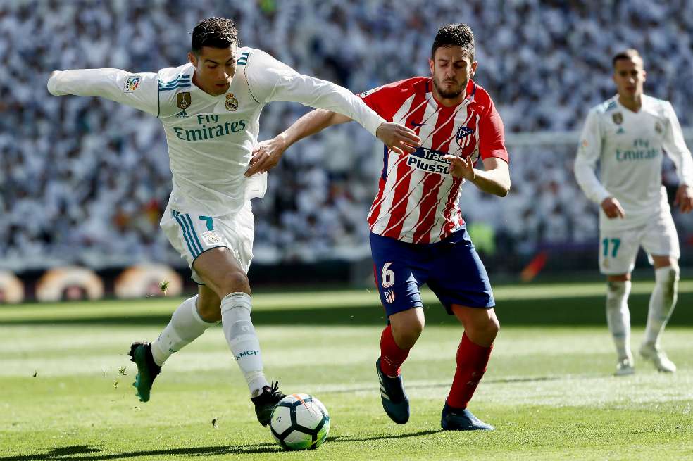 Cristiano Ronaldo (izq.) marcó el gol 500 en la historia de los derbis. / EFE