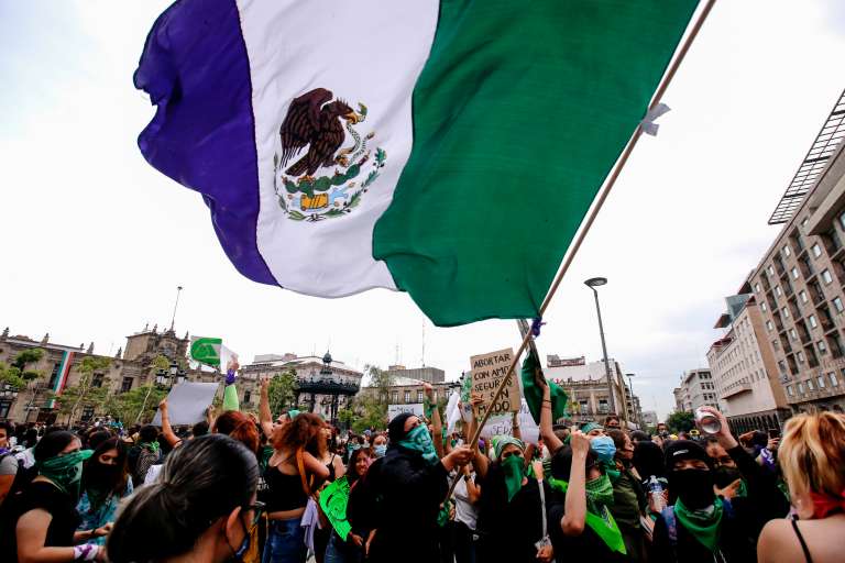 Las manifestantes en México exigen que el aborto sea despenalizado en todo el país ya que ahora sólo está permitido hasta las 12 semanas en Ciudad de México, desde 2007, y en Oaxaca, desde 2019. Esta manifestación se llevó a cabo Guadalajara, México.