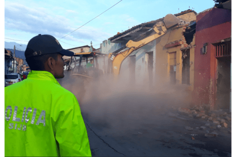 En Cali realizan demolición de inmuebles que funcionaban como centros para expendio de droga