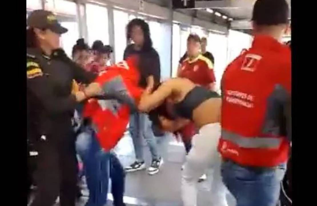 La agresora habría evadido el pago del pasaje de Transmilenio.