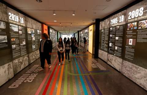 La esperanza de un futuro sin guerras en Colombia se dibuja en una exposición