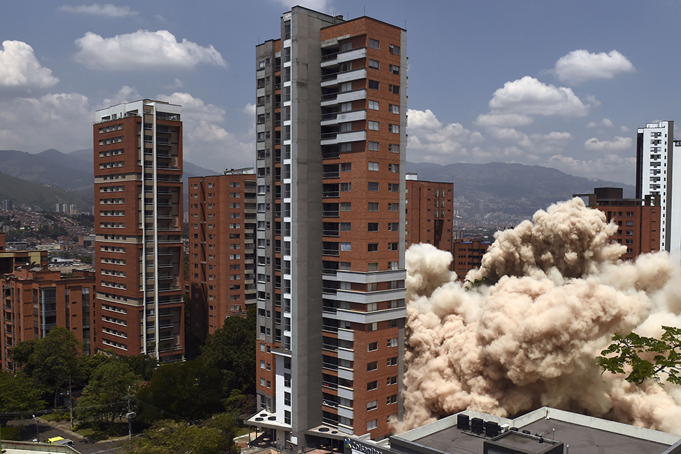 Por último, Federico Gutiérrez habló como un preludio a la implosión. “Hablar de esto no es fácil, hay dolor en las palabras y en los silencios pensemos, por ejemplo, en un joven policía de la época: ¿qué podría sentir al saber que su uniforme confirmaba el valor de $2 millones que valía su vida?”, para luego referirse, en concreto, al general Valdemar Franklin Quintero y a Luis Carlos Galán, candidato presidencial en 1989.