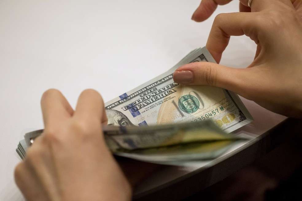 El dólar arrancó la jornada negociándose en $3.579.