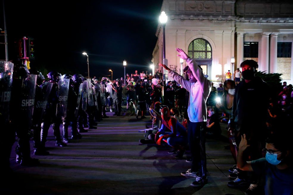 AAlgunos manifestantes se encuentran con una línea de policía en Kenosha (Wisconsin).