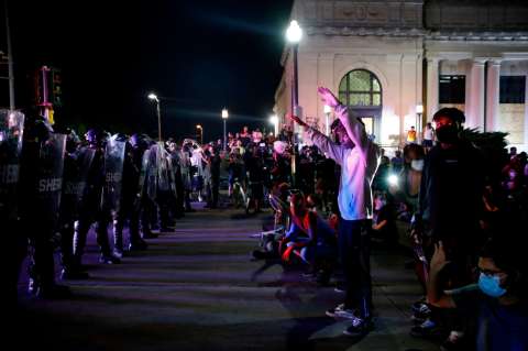 Al menos dos muertos por disparos durante protestas antirracistas en Wisconsin (EE. UU.)