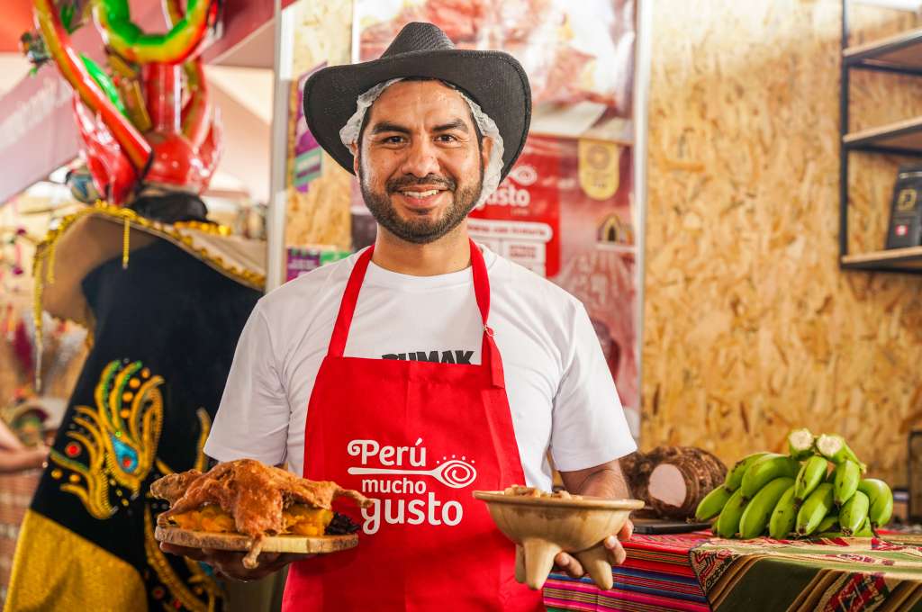 Cocinero de Sumak Restobar, de Cajamarca, muestra platos típicos peruanos en la feria 'Perú mucho gusto'
