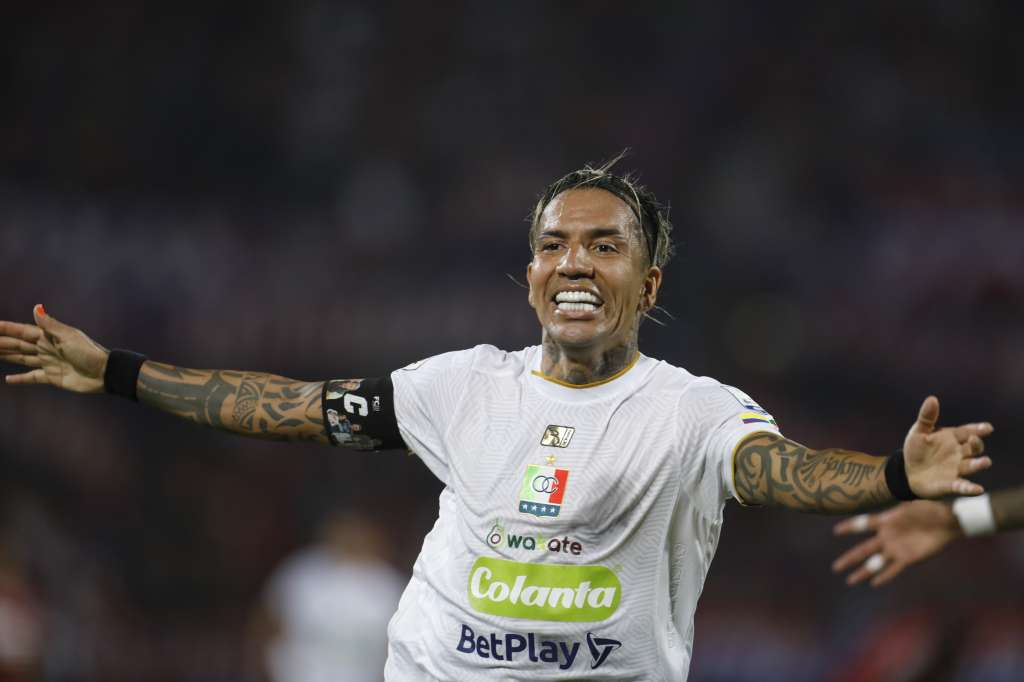 AME9393. MEDELLÍN (COLOMBIA), 16/03/2024.- El delantero Dayro Moreno celebra su gol número 225 en la liga colombiana de fútbol, con lo que se convirtió en el máximo artillero histórico del torneo, este sábado en Medellín (Colombia). A sus 38 años el delantero Dayro Moreno se convirtió este sábado, con 225 dianas, en el máximo goleador histórico de la liga colombiana con el tanto que anotó en el minuto 89 y que supuso el triunfo por 1-2 de su equipo, el Once Caldas, en su visita al Deportivo Independiente Medellín (DIM). EFE/Luis Eduardo Noriega Arboleda