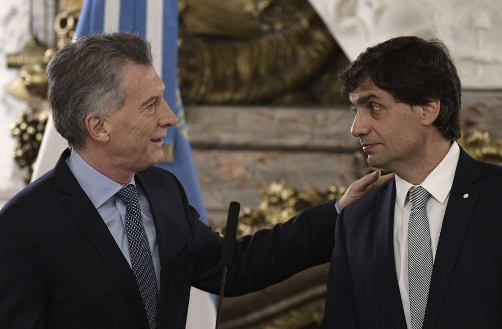 Hernán Lacunza (derecha) se posesionó como ministro de Hacienda del gobierno de Mauricio Macri (izquierda) el pasado 20 de agosto. / AFP