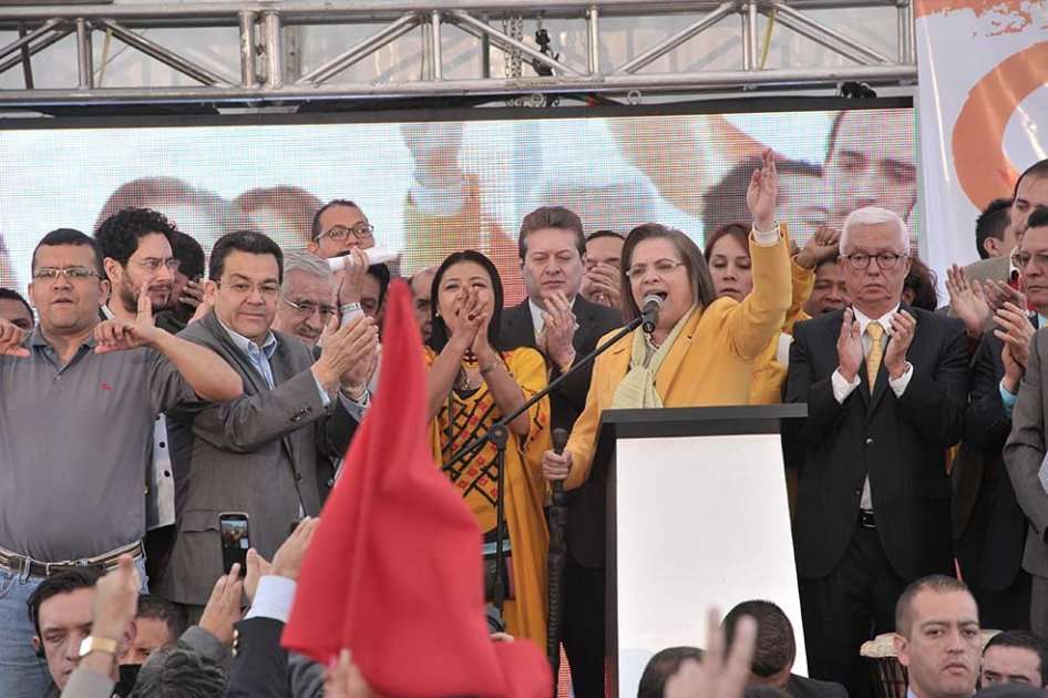 Clara López, del Polo, durante su inscripción. / Luis Ángel