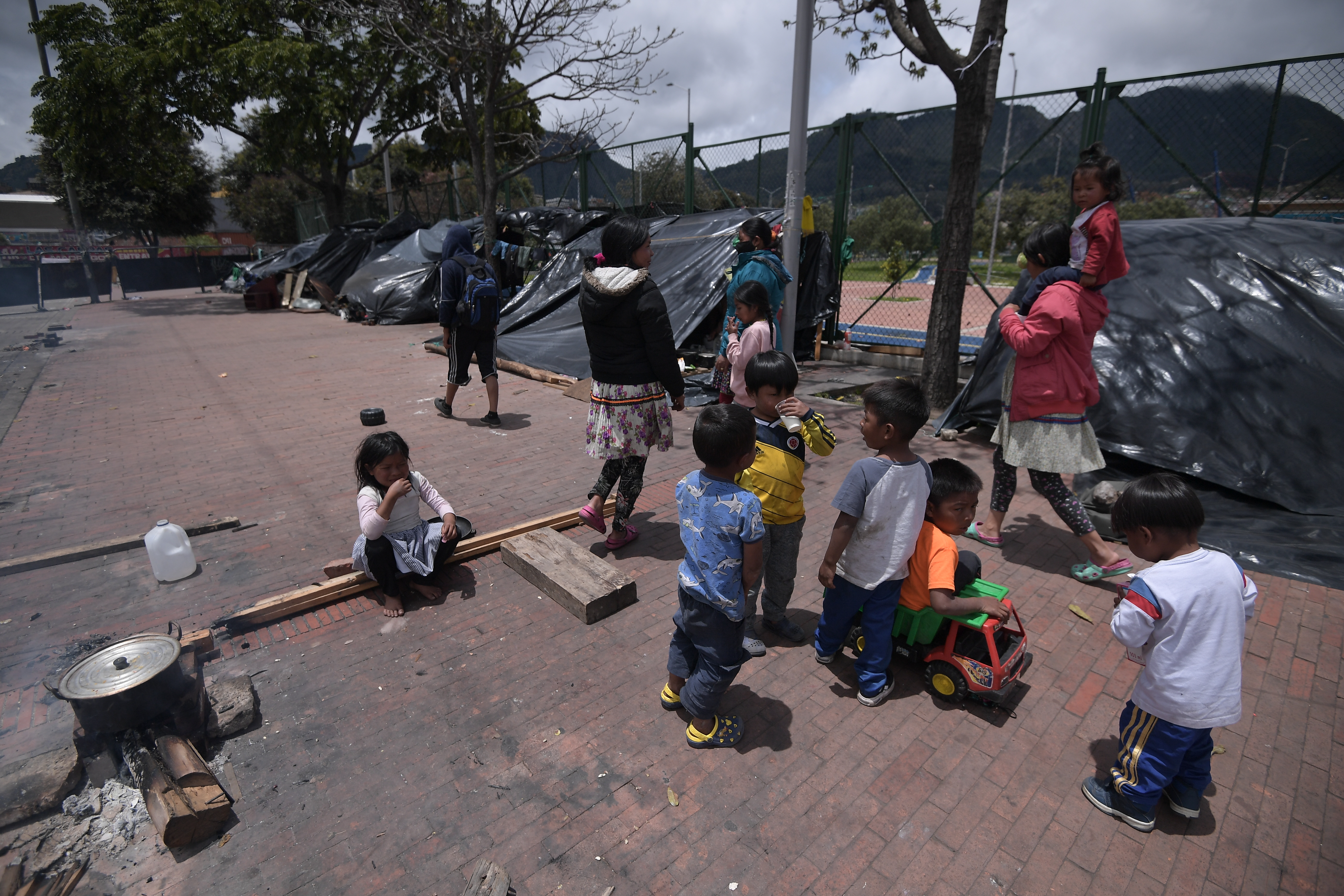 Desde hace 25 días, alrededor de 450 indígenas de la comunidad Embera, viven en cambuches a un costado del Parque Tercer Milenio, población que huyó de su territorio producto del conflicto armado.