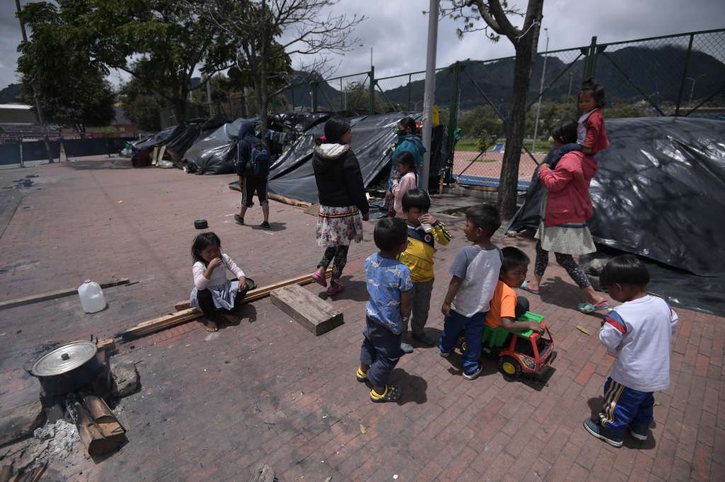 Desde hace 25 días, alrededor de 450 indígenas de la comunidad Embera, viven en cambuches a un costado del Parque Tercer Milenio, población que huyó de su territorio producto del conflicto armado.