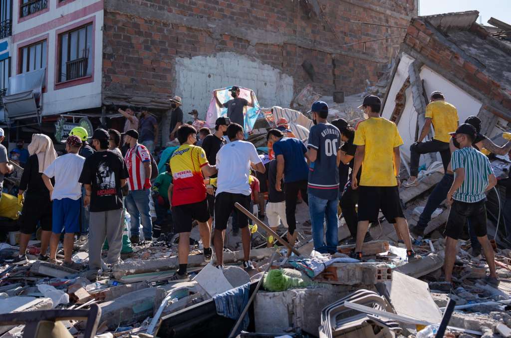 AME7874. PEREIRA (COLOMBIA), 10/08/2026.- Personas participan en un rescate luego de un terremoto de magnitud 7,4 este lunes, en Pereira (Colombia). "Desde hoy a la seis de la tarde hemos decretado toque de queda hasta las cinco de la mañana para proteger el comercio de la ciudad. Este toque de queda será en el centro de Pereira, en la Comuna Universidad y en el subcentro Cuba", manifestó el alcalde de Pereira, Mauricio Salazar. EFE/ Leonardo Castañeda
