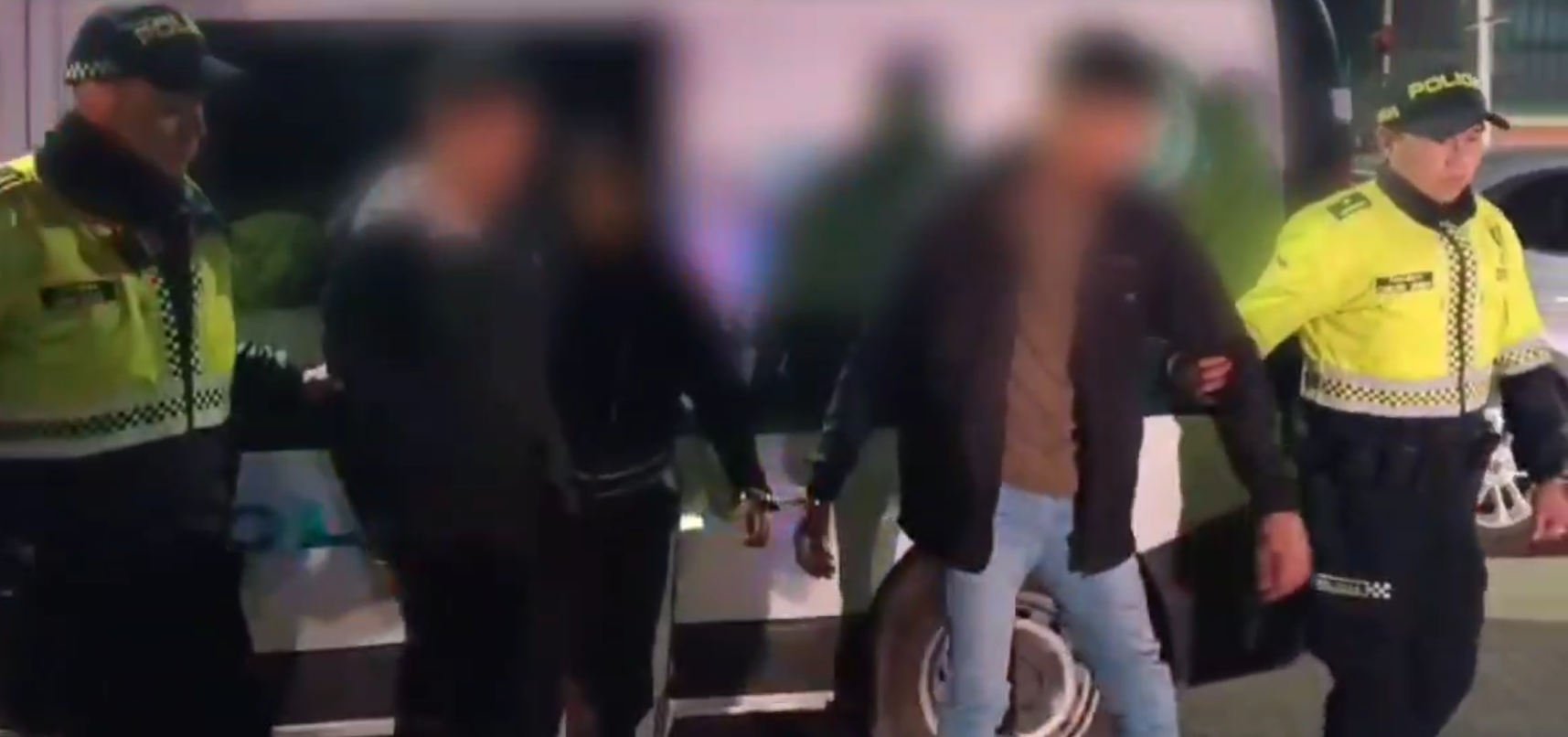 Los tres detenidos usaban una inusual estrategia para robar celulares en el sistema de transporte público.