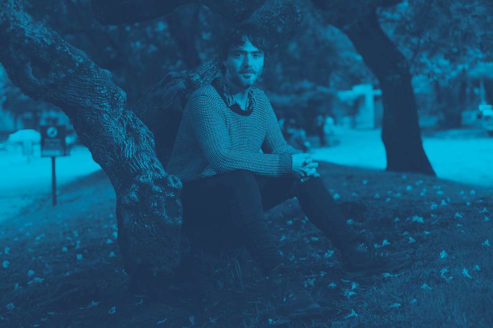 Simón Mejía es uno de los fundadores de Bomba Estéreo y el bajista de la banda. Desde hace unos años, su conexión con la naturaleza se intensificó al navegar el río Magdalena mientras buscaba el origen de la cumbia en el país. / Cristian Garavito - El Espectador