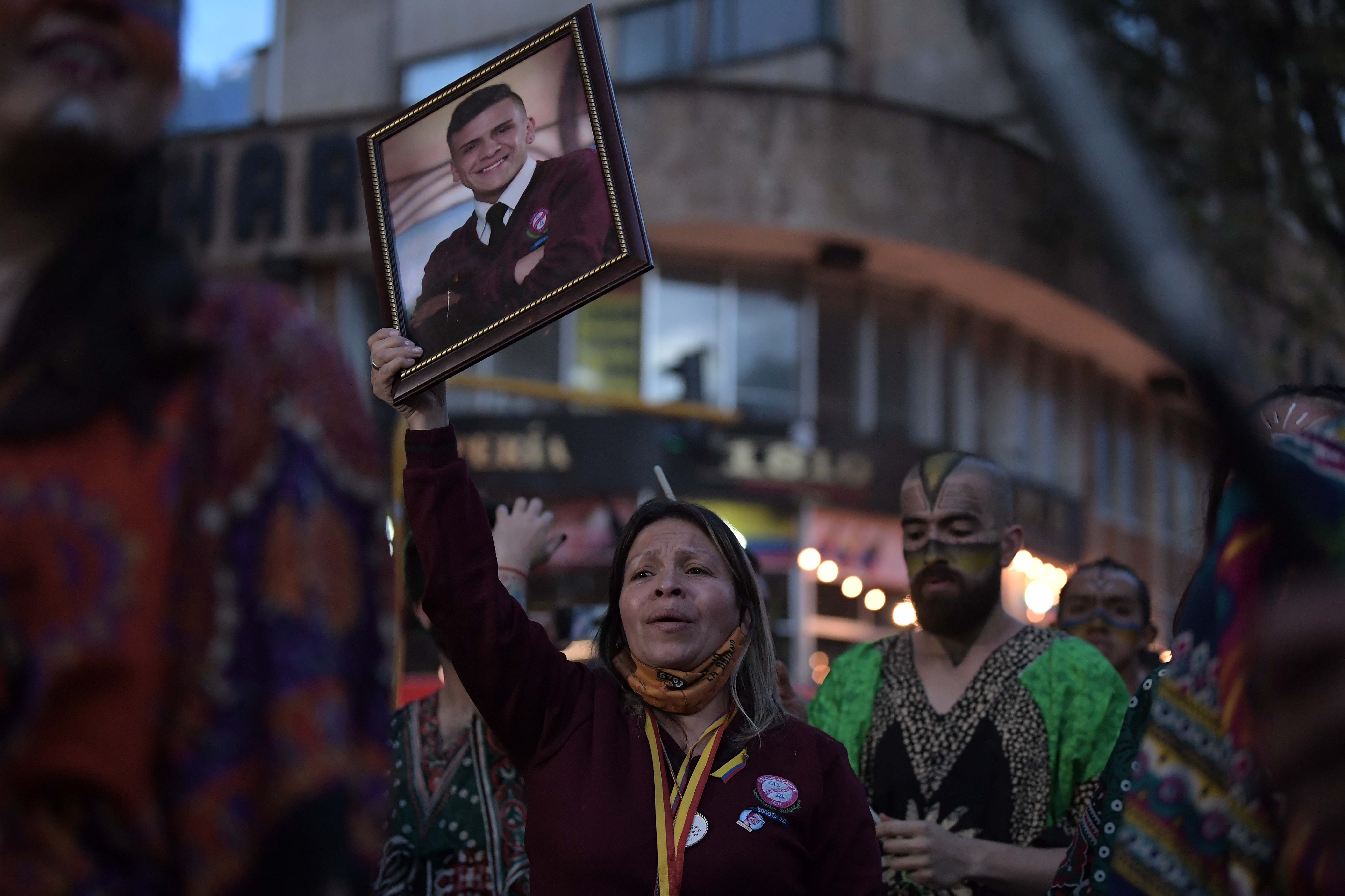 Homenaje en la Calle 19 con 4, donde se conmemoró un año del asesinato de Dilan Cruz  a manos del Policía Manuel Cubillos del ESMAD; asistió su madre, hermana, abuelo, otros familiares y amigos.