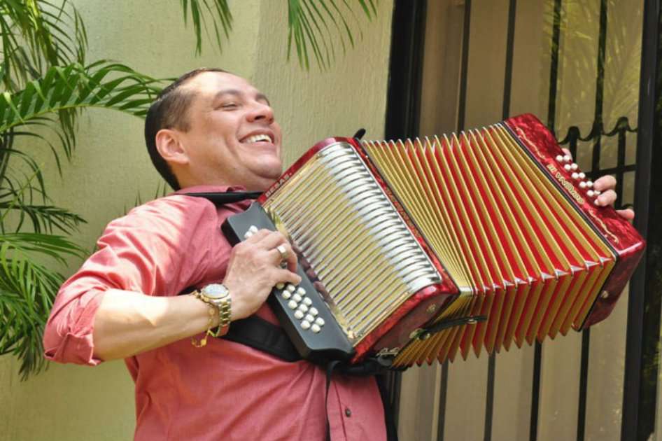 El acordeonero "Cocha" Molina.