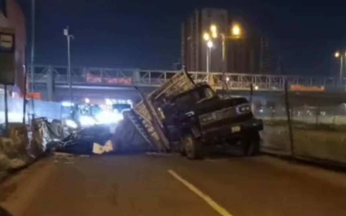 Reportan trancón en la Avenida 68 con Av Américas por volcamiento de camión