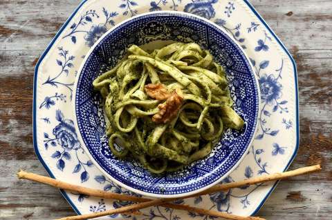 Tallarines al pesto con pistachos