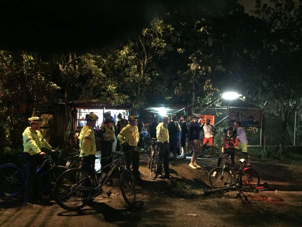 Uniformados de la Policía acompañan a los deportistas en sus recorridos sobre la vía al mar. / Cortesía: Policía Cali.