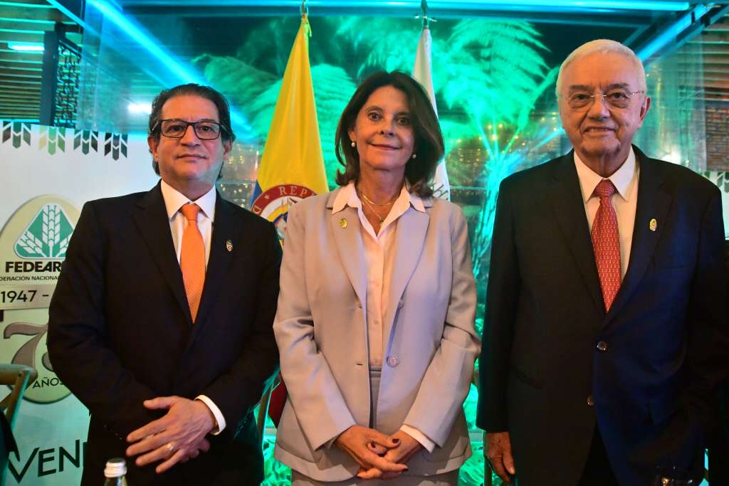 De izquierda a derecha, el Ministro de Agricultura y Desarrollo Rural, Rodolfo Antonio Zea Navarro, la Vicepresidente, Martha Lucía Ramírez y el Gerente General de Fedearroz, Rafael Hernández.