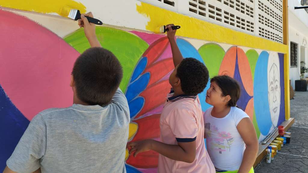 Más de 20 personas de todas las edades participaron en la co-creación de un Mural Sonoro Comunitario.
