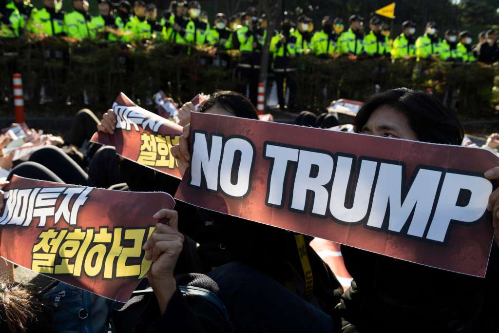 FOTODELDÍA Gyeongju (República de Corea del Sur), 29/10/2025.- Manifestantes surcoreanos corean consignas cerca del lugar de encuentro entre el presidente estadounidense Donald Trump y el presidente surcoreano Lee Jae Myung durante una concentración contra la visita de Trump al Foro de Cooperación Económica Asia-Pacífico (APEC) en Gyeongju, Corea del Sur, este miércoles. Corea del Sur será la sede de la reunión anual de la APEC 2025 en Gyeongju del 29 de octubre al 1 de noviembre.EFE/ Jeon Heon-kyun