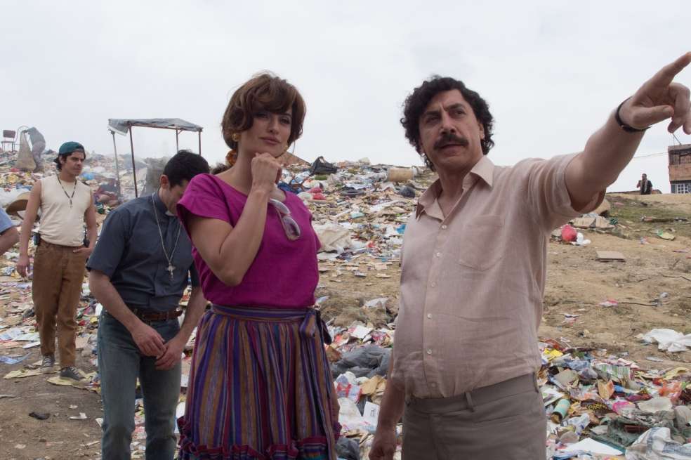 Penélope Cruz y Javier Bardem recreando la emisión del programa de Virginia Vallejo en un basurero de Medellín. / Cortesía