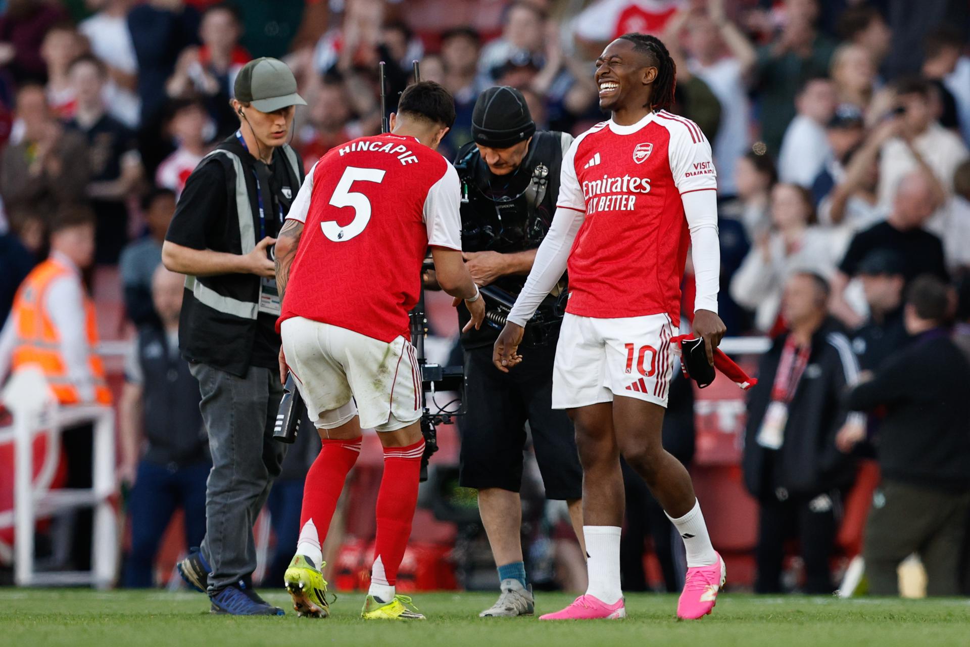 LONDON (United Kingdom), 25/04/2026.- Eberechi Eze of Arsenal celebrates winning the English Premier League match of Arsenal FC against Newcastle United, in London, Britain, 25 April 2026. (Reino Unido, Londres) EFE/EPA/DAVID CLIFF EDITORIAL USE ONLY. No use with unauthorized audio, video, data, fixture lists, club/league logos, 'live' services or NFTs. Online in-match use limited to 120 images, no video emulation. No use in betting, games or single club/league/player publications.
