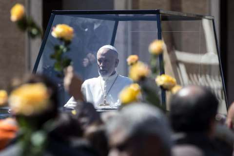 John Malkovich sorprende como el "nuevo papa" en desfile frente al Vaticano