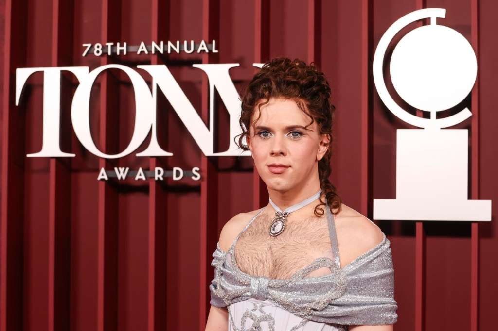NEW YORK (United States), 09/06/2025.- Cole Escola poses on the red carpet during the 78th annual Tony Awards at Radio City Music Hall in New York, New York, USA, 08 June 2025. The Tony Awards are presented each year by the American Theatre Wing and The Broadway League to honor excellence in Broadway theater. (Nueva York) EFE/EPA/SARAH YENESEL