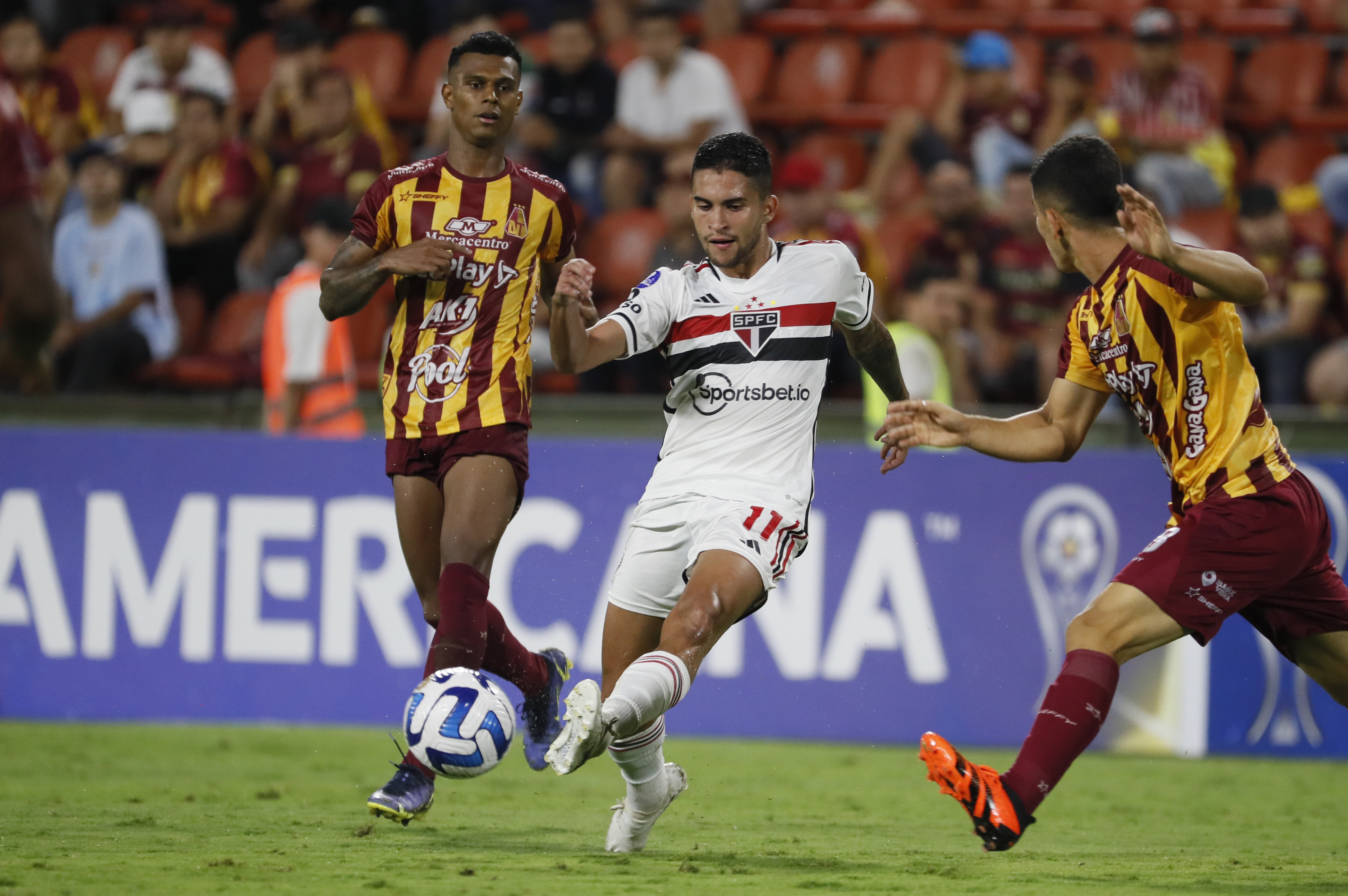 AME6255. IBAGUÉ (COLOMBIA), 02/05/2023.- Estéfano Arango (i) de Deportes Tolima disputa hoy el balón con Rodrigo Néstor de Sao Paulo, durante un partido por el Grupo D de la Copa Sudamericana en el estadio Manuel Murillo Toro, en Ibagué (Colombia). EFE/Carlos Ortega